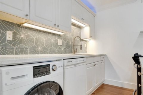 Condo in Wilton Manors, Florida, 2 bedrooms  № 1963743 - photo 22