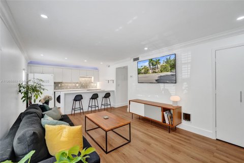 Condo in Wilton Manors, Florida, 2 bedrooms  № 1963743 - photo 1