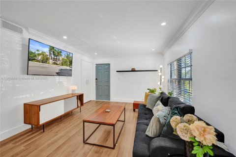 Condo in Wilton Manors, Florida, 2 bedrooms  № 1963743 - photo 13