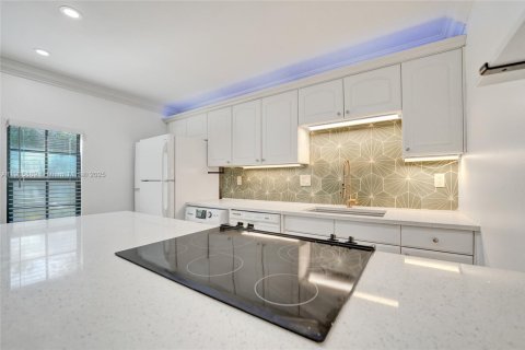 Condo in Wilton Manors, Florida, 2 bedrooms  № 1963743 - photo 27