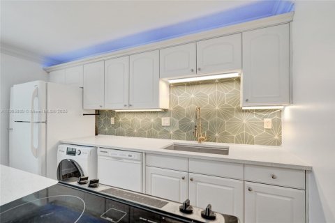 Condo in Wilton Manors, Florida, 2 bedrooms  № 1963743 - photo 28