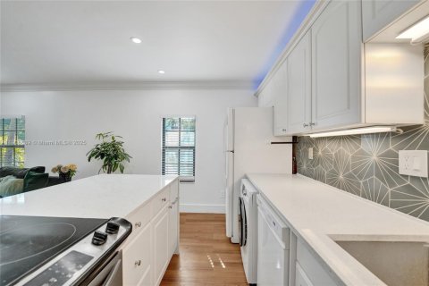 Condo in Wilton Manors, Florida, 2 bedrooms  № 1963743 - photo 25