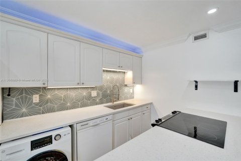 Condo in Wilton Manors, Florida, 2 bedrooms  № 1963743 - photo 24
