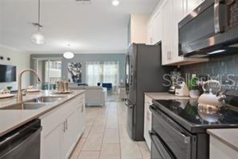 Townhouse in Davenport, Florida 5 bedrooms, 201.32 sq.m. № 2212822 - photo 9