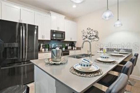 Townhouse in Davenport, Florida 5 bedrooms, 201.32 sq.m. № 2212822 - photo 7