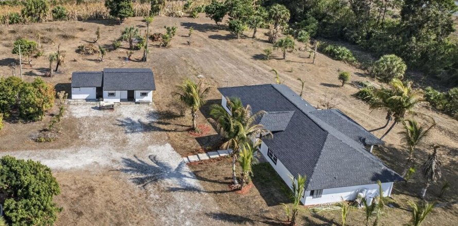 House in Loxahatchee Groves, Florida 3 bedrooms, 213.21 sq.m. № 2246072