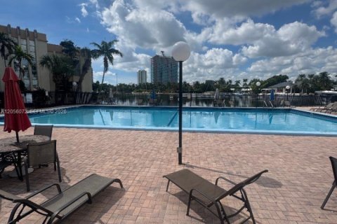 Copropriété à louer à Hallandale Beach, Floride: 2 chambres, 85.84 m2 № 2172845 - photo 18