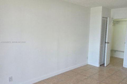 Copropriété à louer à Hallandale Beach, Floride: 2 chambres, 85.84 m2 № 2172845 - photo 11