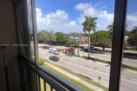 Copropriété à louer à Hallandale Beach, Floride: 2 chambres, 85.84 m2 № 2172845 - photo 3