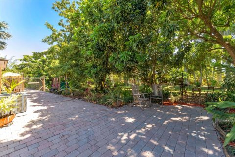 House in Miami, Florida 4 bedrooms, 183.95 sq.m. № 1938816 - photo 29