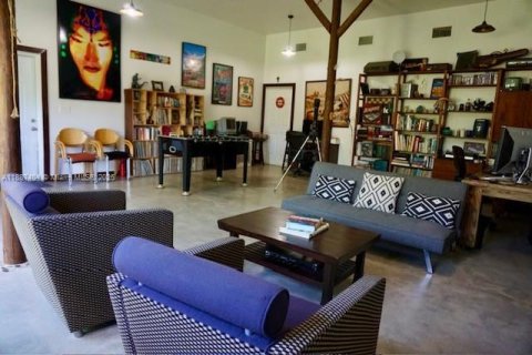 House in Miami, Florida 4 bedrooms, 183.95 sq.m. № 1938816 - photo 5