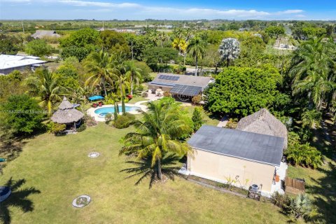 House in Miami, Florida 4 bedrooms, 183.95 sq.m. № 1938816 - photo 3