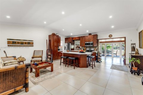 House in Miami, Florida 4 bedrooms, 183.95 sq.m. № 1938816 - photo 6