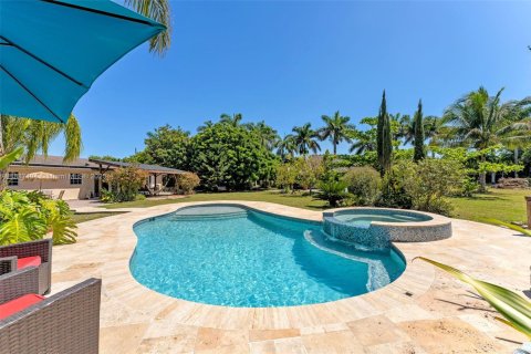 House in Miami, Florida 4 bedrooms, 183.95 sq.m. № 1938816 - photo 1