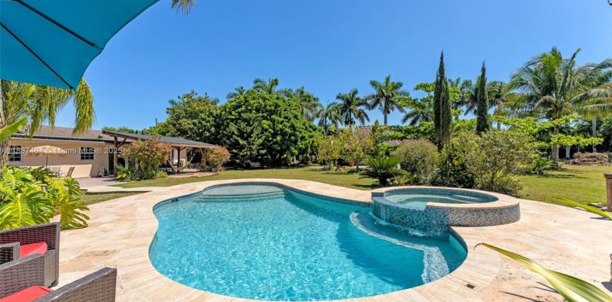 House in Miami, Florida 4 bedrooms, 183.95 sq.m. № 1938816