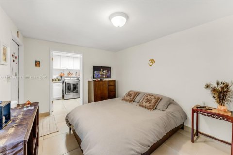 House in Miami, Florida 4 bedrooms, 183.95 sq.m. № 1938816 - photo 18