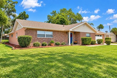 House in Winter Haven, Florida 3 bedrooms, 199.55 sq.m. № 2393986 - photo 3