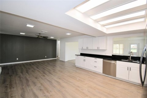 House in Winter Haven, Florida 3 bedrooms, 199.55 sq.m. № 2393986 - photo 9