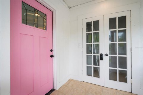 House in Tampa, Florida 4 bedrooms, 174.93 sq.m. № 2403151 - photo 2
