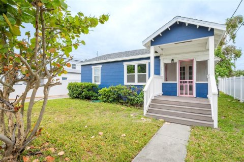 House in Tampa, Florida 4 bedrooms, 174.93 sq.m. № 2403151