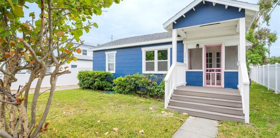 House in Tampa, Florida 4 bedrooms, 174.93 sq.m. № 2403151