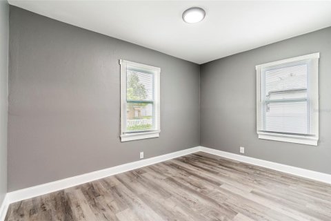 House in Tampa, Florida 4 bedrooms, 174.93 sq.m. № 2403151 - photo 11