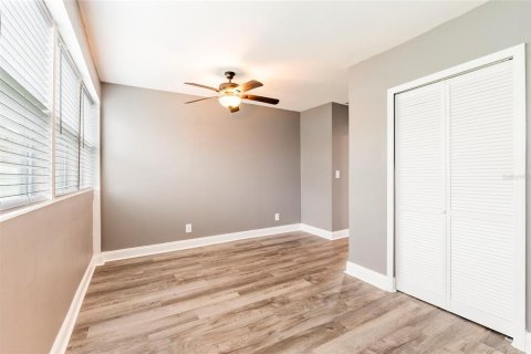 House in Tampa, Florida 4 bedrooms, 174.93 sq.m. № 2403151 - photo 9