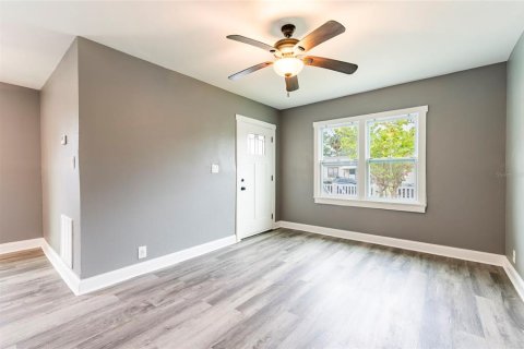 House in Tampa, Florida 4 bedrooms, 174.93 sq.m. № 2403151 - photo 3