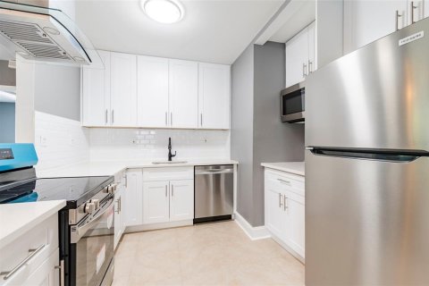 House in Tampa, Florida 4 bedrooms, 174.93 sq.m. № 2403151 - photo 6
