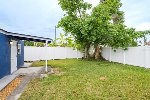 House in Tampa, Florida 4 bedrooms, 174.93 sq.m. № 2403151 - photo 16