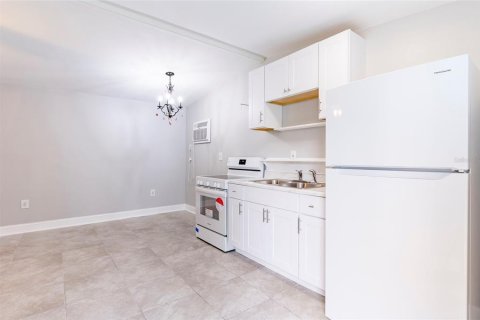 House in Tampa, Florida 4 bedrooms, 174.93 sq.m. № 2403151 - photo 21