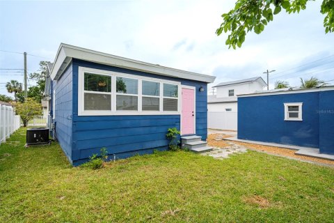 House in Tampa, Florida 4 bedrooms, 174.93 sq.m. № 2403151 - photo 18