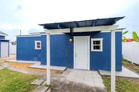House in Tampa, Florida 4 bedrooms, 174.93 sq.m. № 2403151 - photo 20