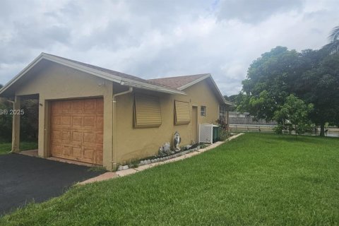 Villa ou maison à vendre à Tamarac, Floride: 2 chambres, 126.9 m2 № 1937292 - photo 1