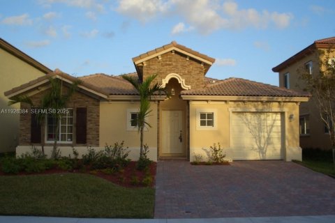 House in Cutler Bay, Florida 3 bedrooms, 162.49 sq.m. № 1985709 - photo 1