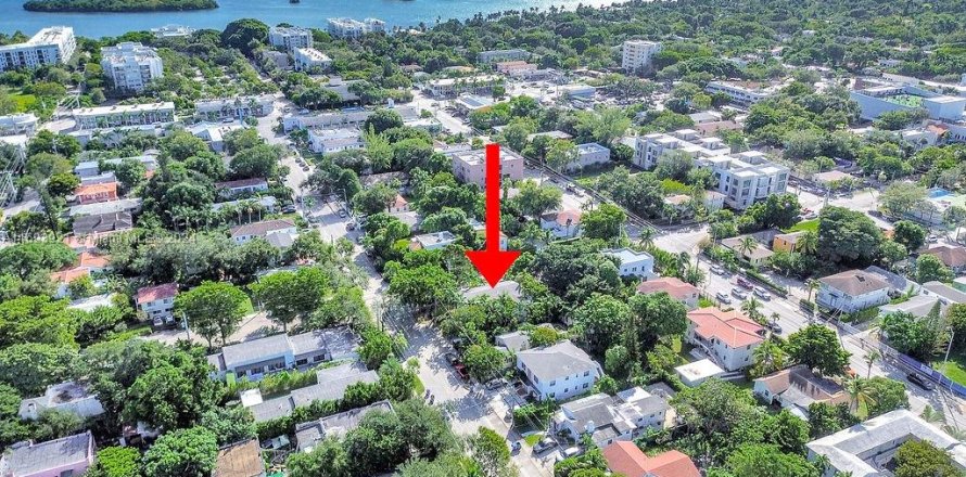 Commercial property in Miami, Florida 353.03 sq.m. № 1860587