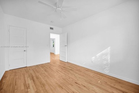 Commercial property in Miami, Florida 353.03 sq.m. № 1860587 - photo 17