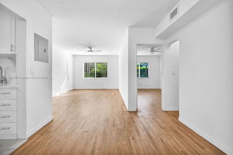 Commercial property in Miami, Florida 353.03 sq.m. № 1860587 - photo 7