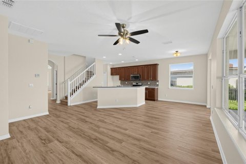 House in Sorrento, Florida 4 bedrooms, 255.76 sq.m. № 2359022 - photo 6