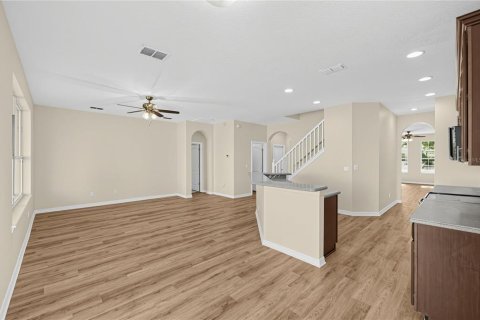 House in Sorrento, Florida 4 bedrooms, 255.76 sq.m. № 2359022 - photo 5