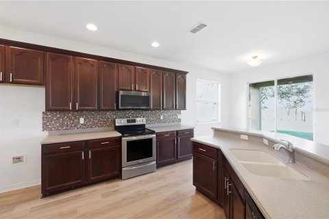 House in Sorrento, Florida 4 bedrooms, 255.76 sq.m. № 2359022 - photo 11