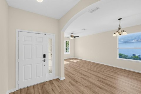 House in Sorrento, Florida 4 bedrooms, 255.76 sq.m. № 2359022 - photo 3