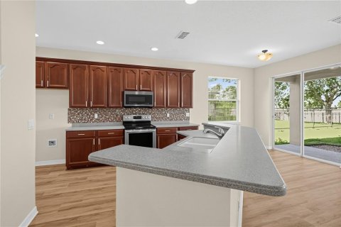 House in Sorrento, Florida 4 bedrooms, 255.76 sq.m. № 2359022 - photo 10