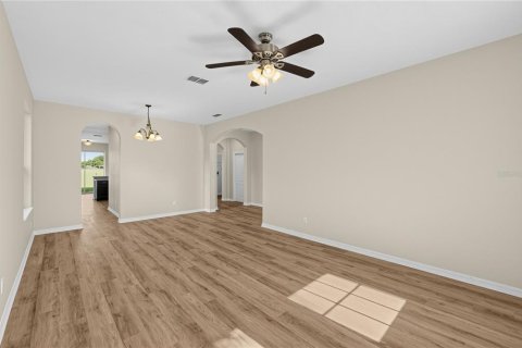 House in Sorrento, Florida 4 bedrooms, 255.76 sq.m. № 2359022 - photo 12