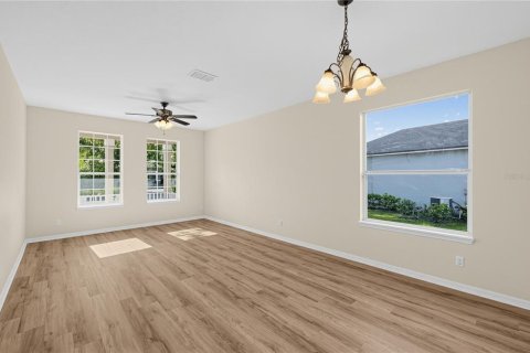 House in Sorrento, Florida 4 bedrooms, 255.76 sq.m. № 2359022 - photo 13