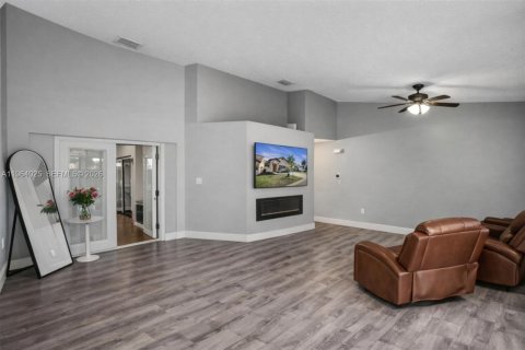 Casa en venta en Miami Gardens, Florida, 3 dormitorios, 134.15 m2 № 2025695 - foto 4