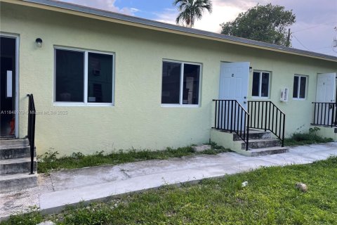 Commercial property in Miami, Florida 194.26 sq.m. № 1830262 - photo 8