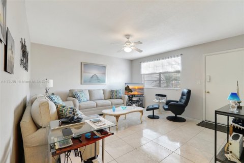 Condo in Miami, Florida, 1 bedroom  № 1698228 - photo 9
