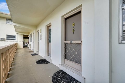 Condo in Miami, Florida, 1 bedroom  № 1698228 - photo 6