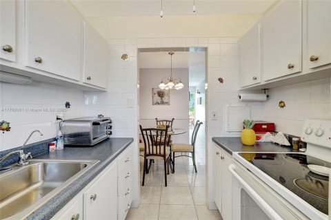 Condo in Miami, Florida, 1 bedroom  № 1698228 - photo 14